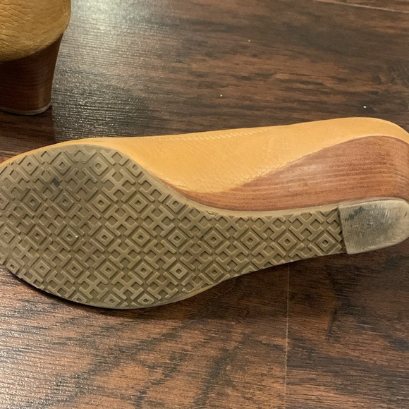 TORY BURCH TAN LEATHER PEEP TOD WEDGE HEELS - Picture 8 of 9
